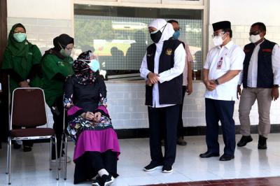 Momen haru mewarnai pelepasan jenazah Prof. Dr. Hendrian Dwikoloso Soebagjo di Surabaya, Jawa Timur, Selasa (3/8/2021).