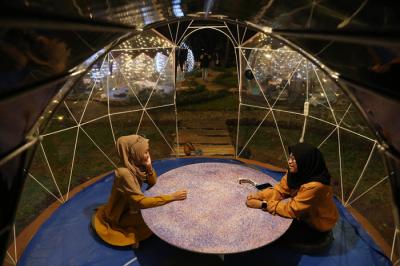 Suasana kelap-kelip lampu cantik menghiasi deretan Jungle Camp, di Trawas Mojokerto, Jawa Timur, Senin (2/8/2021) malam.