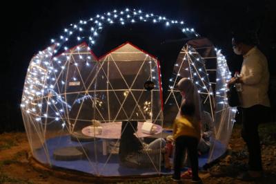 Suasana kelap-kelip lampu cantik menghiasi deretan Jungle Camp, di Trawas Mojokerto, Jawa Timur, Senin (2/8/2021) malam.