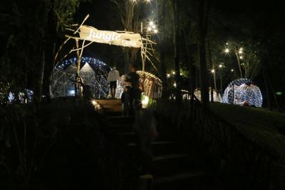 Suasana kelap-kelip lampu cantik menghiasi deretan Jungle Camp, di Trawas Mojokerto, Jawa Timur, Senin (2/8/2021) malam.