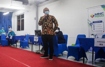 Direktur Utama MNC SKY Vision Hari Susanto memberikan sambutan saat membuka sentra vaksinasi Covid-19 dosis kedua di MNC Vision Tower, Selasa (3/8/2021).