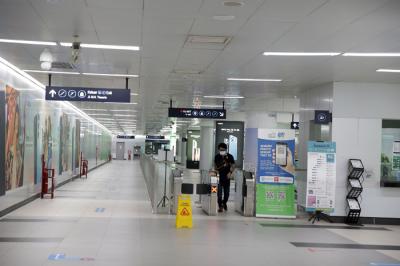 Suasana yang tampak sepi di Stasiun MRT Bundaran HI, Jakarta, Selasa (3/8/2021).