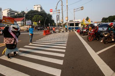 Maskot Hari Konsumen Nasional (HARKONAS) Si Enda melakukan aksi kampanye kepada pengendara yang melintas di kawasan Tugu Tani, Jakarta Pusat, Selasa (3/8/2021).