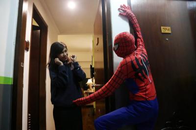 Tokoh Superhero Spider Man berpose disalah satu kamar Hotel Grand Whiz Hotel Trawas Mojokerto, Jawa Timur, Senin (2/8/2021) malam.