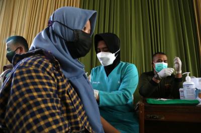 Panglima Koarmada II Laksda TNI Iwan Isnurwanto menyapa peserta vaksinasi Covid-19 dosis kedua di kawasan industri PT SIER, Surabaya, Selasa (3/8/2021).