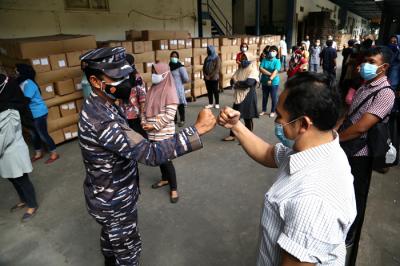 Panglima Koarmada II Laksda TNI Iwan Isnurwanto menyapa peserta vaksinasi Covid-19 dosis kedua di kawasan industri PT SIER, Surabaya, Selasa (3/8/2021).