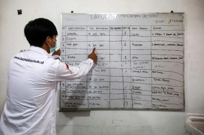 Relawan menyiapkan tabung oksigen di kantor Banzas Bazis Tanggap Bencana DKI Jakarta, Rabu (4/8/2021).
