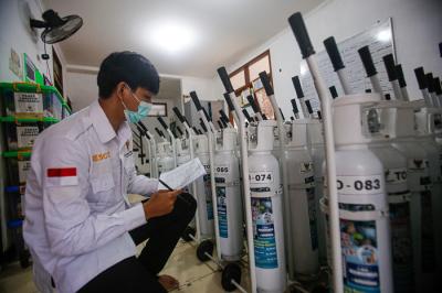 Relawan menyiapkan tabung oksigen di kantor Banzas Bazis Tanggap Bencana DKI Jakarta, Rabu (4/8/2021).