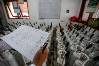 Relawan menyiapkan tabung oksigen di kantor Banzas Bazis Tanggap Bencana DKI Jakarta, Rabu (4/8/2021).