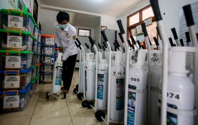 Relawan menyiapkan tabung oksigen di kantor Banzas Bazis Tanggap Bencana DKI Jakarta, Rabu (4/8/2021).
