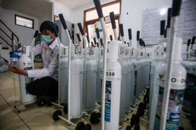 Relawan menyiapkan tabung oksigen di kantor Banzas Bazis Tanggap Bencana DKI Jakarta, Rabu (4/8/2021).