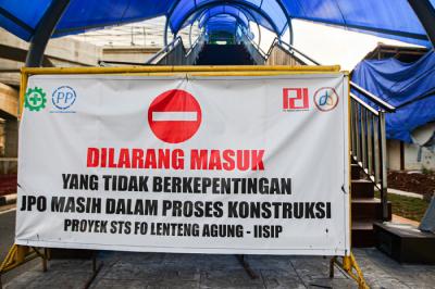 Penampakan jembatan penyebrangan orang (JPO) di tengah flyover tapal kuda di kawasan Kampus IISIP, Lenteng Agung, Jakarta Selatan, Rabu (4/8/2021).