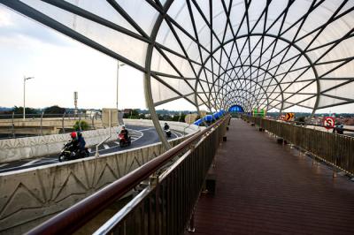 Penampakan jembatan penyebrangan orang (JPO) di tengah flyover tapal kuda di kawasan Kampus IISIP, Lenteng Agung, Jakarta Selatan, Rabu (4/8/2021).