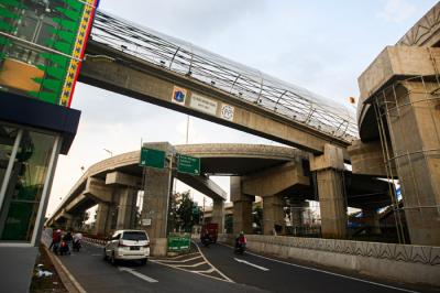 Penampakan jembatan penyebrangan orang (JPO) di tengah flyover tapal kuda di kawasan Kampus IISIP, Lenteng Agung, Jakarta Selatan, Rabu (4/8/2021).