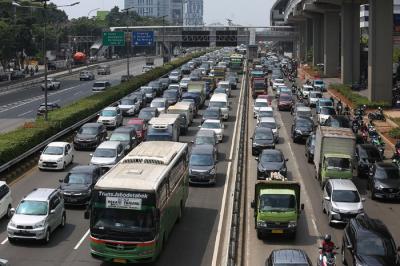 Kendaraan memadati ruas jalan Gatot Subroto dan tol dalam kota saat pemberlakuan PPKM level 4 di Jakarta, Rabu (4/8/2021).