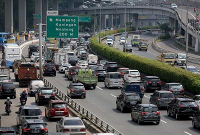 Kendaraan memadati ruas jalan Gatot Subroto dan tol dalam kota saat pemberlakuan PPKM level 4 di Jakarta, Rabu (4/8/2021).