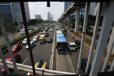 Kendaraan memadati ruas jalan Gatot Subroto dan tol dalam kota saat pemberlakuan PPKM level 4 di Jakarta, Rabu (4/8/2021).