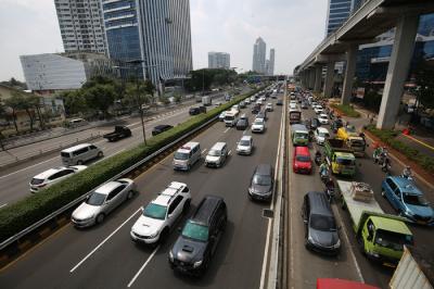 Kendaraan memadati ruas jalan Gatot Subroto dan tol dalam kota saat pemberlakuan PPKM level 4 di Jakarta, Rabu (4/8/2021).