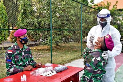 Swab Antigen Covid-19 di Markas Batalyon Infanteri 5 Marinir Ujung, Semampir, Surabaya, Jawa Timur, Rabu (4/8/2021).