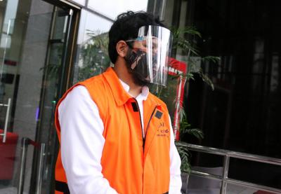 Tersangka Andri Wibawa Swasta Anak dari AA Umbara Sutisna usai menjalani pemeriksaan lanjutan di Gedung Merah Putih KPK Kuningan, Jakarta, Kamis (5/8/2021).