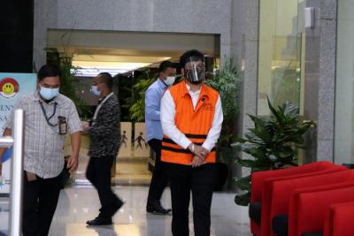 Tersangka Andri Wibawa Swasta Anak dari AA Umbara Sutisna usai menjalani pemeriksaan lanjutan di Gedung Merah Putih KPK Kuningan, Jakarta, Kamis (5/8/2021).