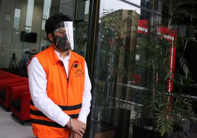 Tersangka Andri Wibawa Swasta Anak dari AA Umbara Sutisna usai menjalani pemeriksaan lanjutan di Gedung Merah Putih KPK Kuningan, Jakarta, Kamis (5/8/2021).