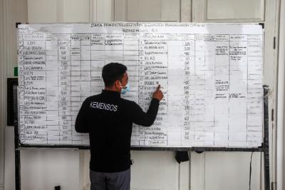 Petugas menyiapkan makanan di dapur umum Kementerian Sosial di Gedung Konvensi, Taman Makam Pahlawan Nasional Utama Kalibata, Jakarta Selatan, Kamis (5/8/2021).