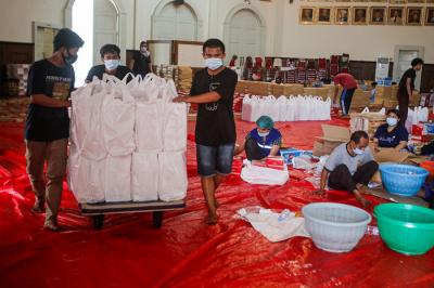Petugas menyiapkan makanan di dapur umum Kementerian Sosial di Gedung Konvensi, Taman Makam Pahlawan Nasional Utama Kalibata, Jakarta Selatan, Kamis (5/8/2021).