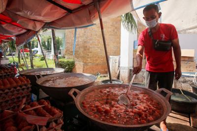Petugas menyiapkan makanan di dapur umum Kementerian Sosial di Gedung Konvensi, Taman Makam Pahlawan Nasional Utama Kalibata, Jakarta Selatan, Kamis (5/8/2021).