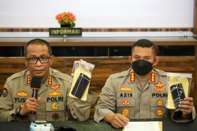 Kabid Humas Polda Metro Jaya Kombes Pol Yusri Yunus memberikan keterangan kronologi penangkapan Dinar Candy di Polres Metro Jakarta Selatan, Kamis (5/8/2021).