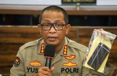 Kabid Humas Polda Metro Jaya Kombes Pol Yusri Yunus memberikan keterangan kronologi penangkapan Dinar Candy di Polres Metro Jakarta Selatan, Kamis (5/8/2021).