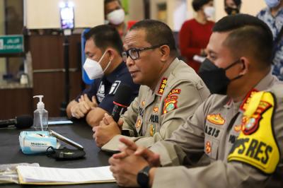 Kabid Humas Polda Metro Jaya Kombes Pol Yusri Yunus memberikan keterangan kronologi penangkapan Dinar Candy di Polres Metro Jakarta Selatan, Kamis (5/8/2021).