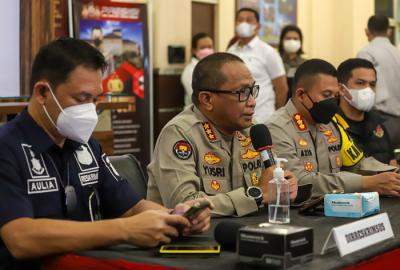 Kabid Humas Polda Metro Jaya Kombes Pol Yusri Yunus memberikan keterangan kronologi penangkapan Dinar Candy di Polres Metro Jakarta Selatan, Kamis (5/8/2021).