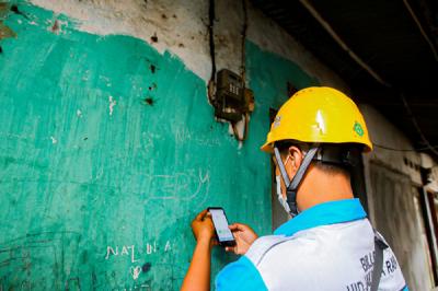 Petugas PLN melakukan pemeriksaan kWh meter milik warga di Kampung Tengah, Kramat Jati, Jakarta Timur, Kamis (5/8/2021).