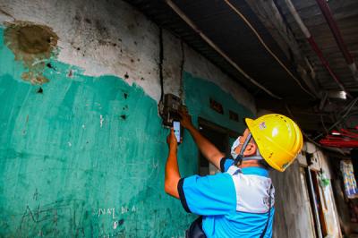 Petugas PLN melakukan pemeriksaan kWh meter milik warga di Kampung Tengah, Kramat Jati, Jakarta Timur, Kamis (5/8/2021).