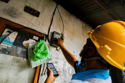 Petugas PLN melakukan pemeriksaan kWh meter milik warga di Kampung Tengah, Kramat Jati, Jakarta Timur, Kamis (5/8/2021).