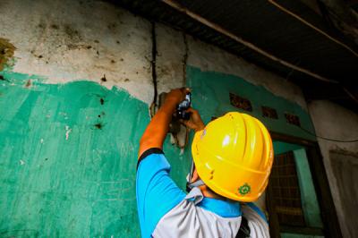 Petugas PLN melakukan pemeriksaan kWh meter milik warga di Kampung Tengah, Kramat Jati, Jakarta Timur, Kamis (5/8/2021).