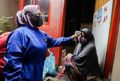 Relawan Dompet Dhuafa memberikan edukasi dan pengecekan kesehatan ibu menyusui penyintas Covid-19 di RW 07 Kelurahan Tengah, Jakarta Timur, Kamis (5/8/2021).