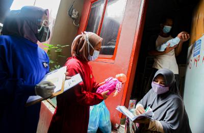 Relawan Dompet Dhuafa memberikan edukasi dan pengecekan kesehatan ibu menyusui penyintas Covid-19 di RW 07 Kelurahan Tengah, Jakarta Timur, Kamis (5/8/2021).