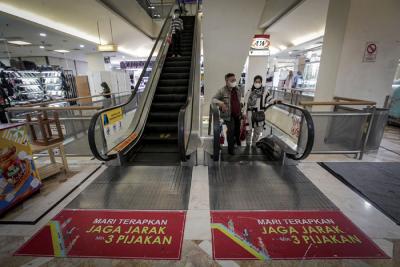 Suasana sepi terlihat di pusat perbelanjaan ITC Kuningan, Jakarta, Kamis (5/8/2021).