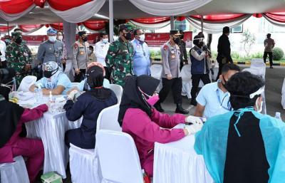 Serbuan Vaksinasi bagi buruh diwilayah Jawa Barat di Gedung Kahatex Bandung, Jawa Barat, Kamis (5/8/2021).