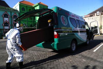 Relawan Satgas Covid-19 PWNU Jatim menyiapkan peralatan pemulasaran dan pemakaman jenazah Covid-19 di halaman Kantor PWNU, Surabaya, Kamis (5/8/2021).