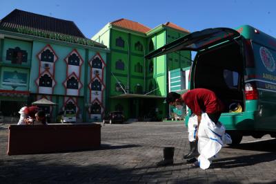 Relawan Satgas Covid-19 PWNU Jatim menyiapkan peralatan pemulasaran dan pemakaman jenazah Covid-19 di halaman Kantor PWNU, Surabaya, Kamis (5/8/2021).