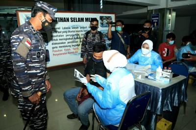 Panglima Koarmada II Laksda TNI Iwan Isnurwanto meninjau serbuan vaksin di DBL Arena Surabaya, Jawa Timur, Kamis (5/8/2021).