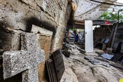 Pekerja saat membuat ukiran nama di batu nisan marmer secara manual di Kawasan TPU Pondok Rangon, Cipayung, Jakarta Timur, Jumat (6/8/2021).