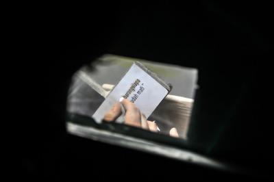 Pekerja saat membuat ukiran nama di batu nisan marmer secara manual di Kawasan TPU Pondok Rangon, Cipayung, Jakarta Timur, Jumat (6/8/2021).