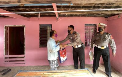 Petugas kepolisian Direktorat Lalulintas Polda Sulsel membagikan paket bantuan sembako pada warga pulau Lae Lae, Makassar, Jumat (6/8/2021).