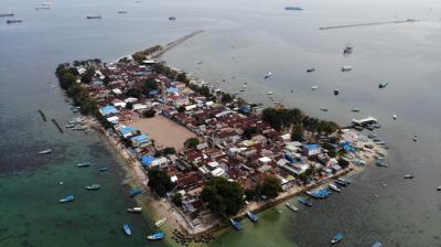 Petugas kepolisian Direktorat Lalulintas Polda Sulsel membagikan paket bantuan sembako pada warga pulau Lae Lae, Makassar, Jumat (6/8/2021).