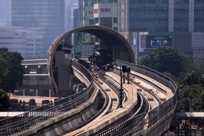 Suasana lokasi proyek pembangunan LRT Jabodebek di Jakarta, Jumat (6/8/2021).
