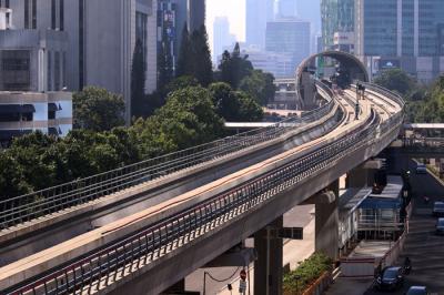 Suasana lokasi proyek pembangunan LRT Jabodebek di Jakarta, Jumat (6/8/2021).